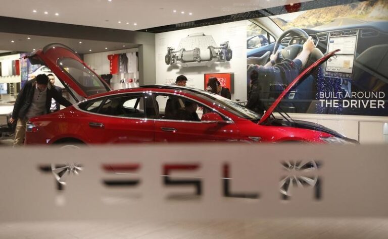 Tesla maintains stock target despite staffing cuts By Investing.com